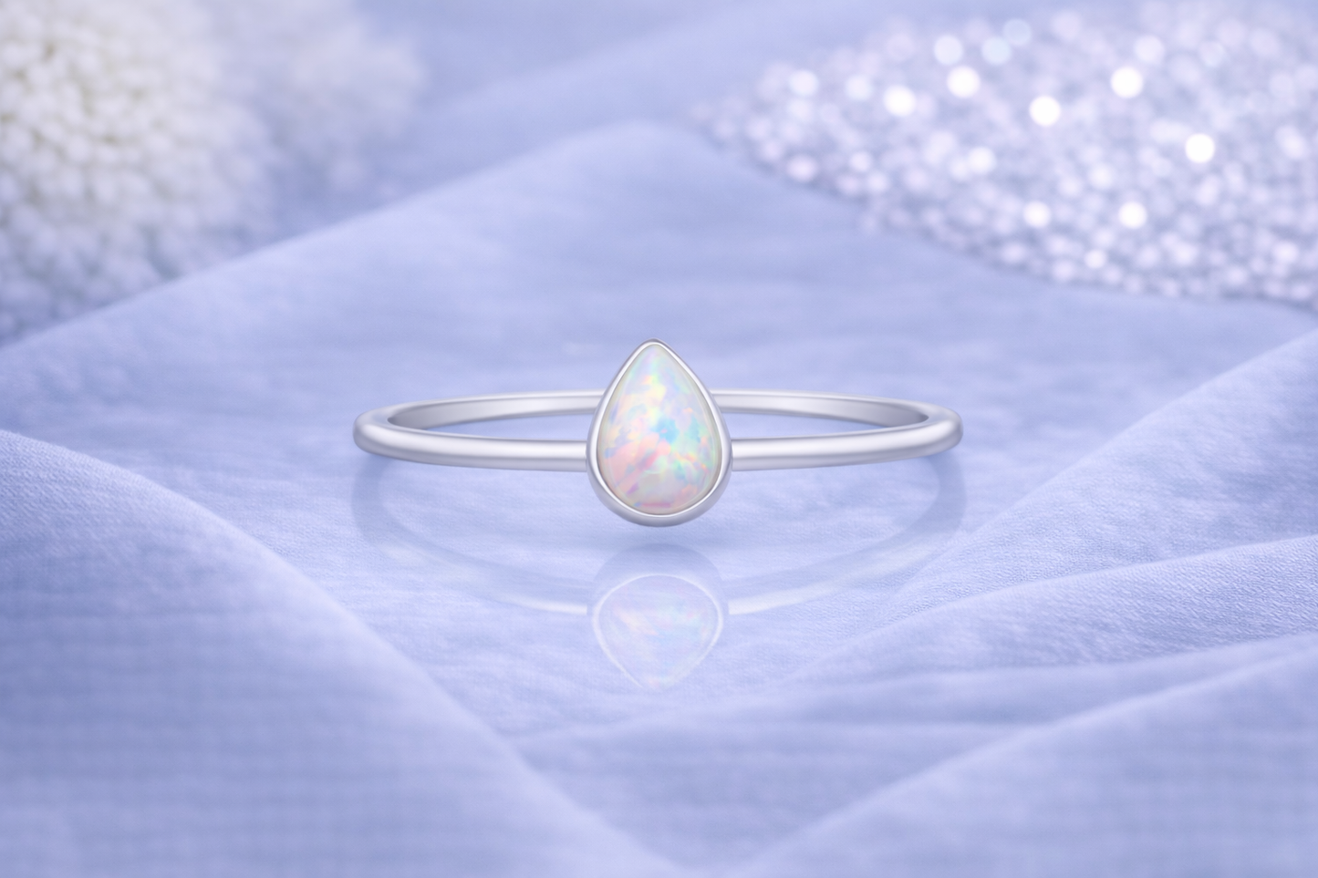 Ring Drop silber auf blauem Tuch