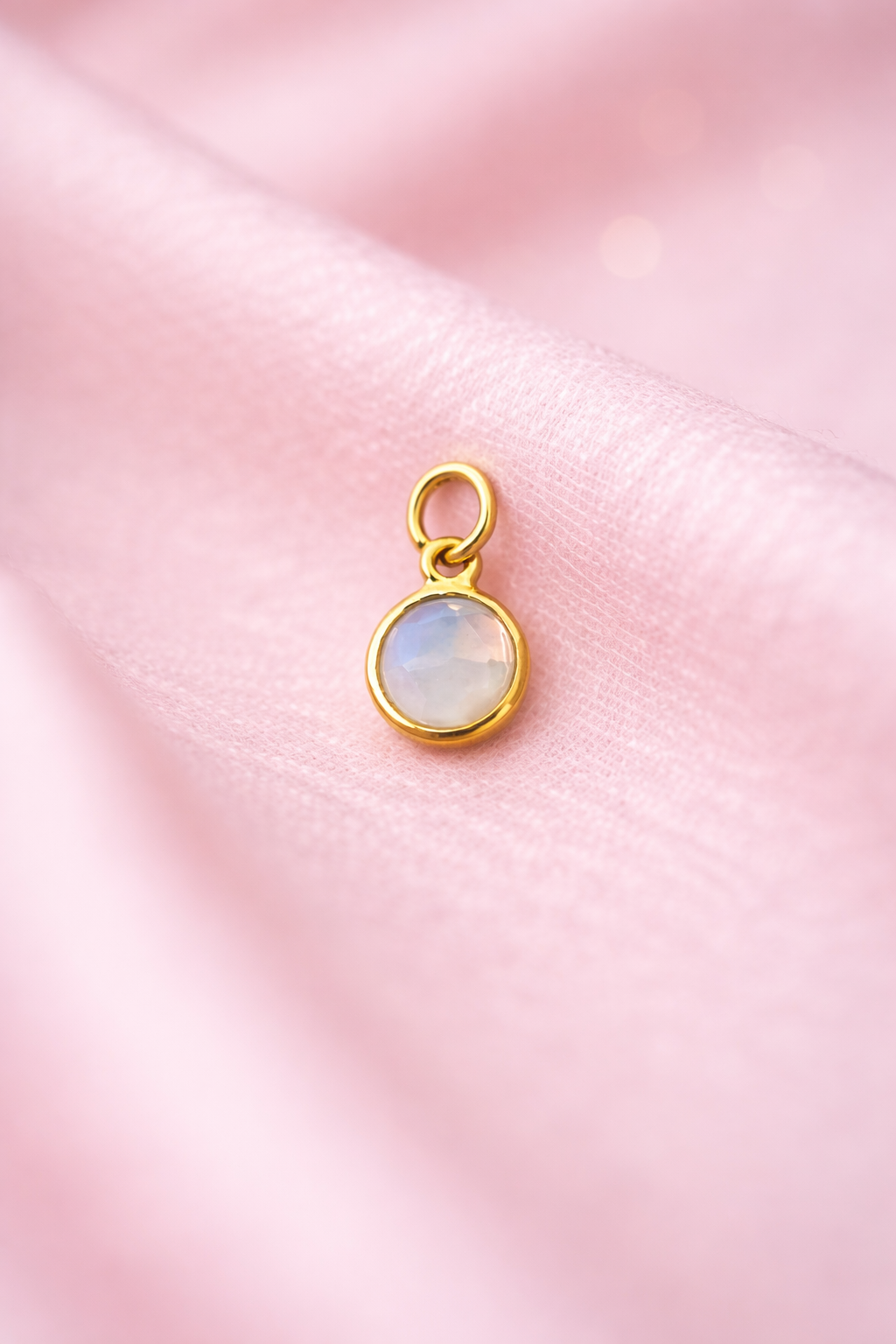 Anhänger Classic opal gold auf hellem Tuch