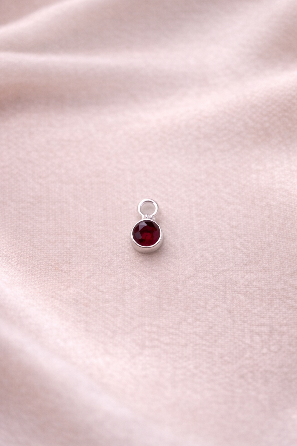 Anhönger Classic rot silber auf hellem Tuch