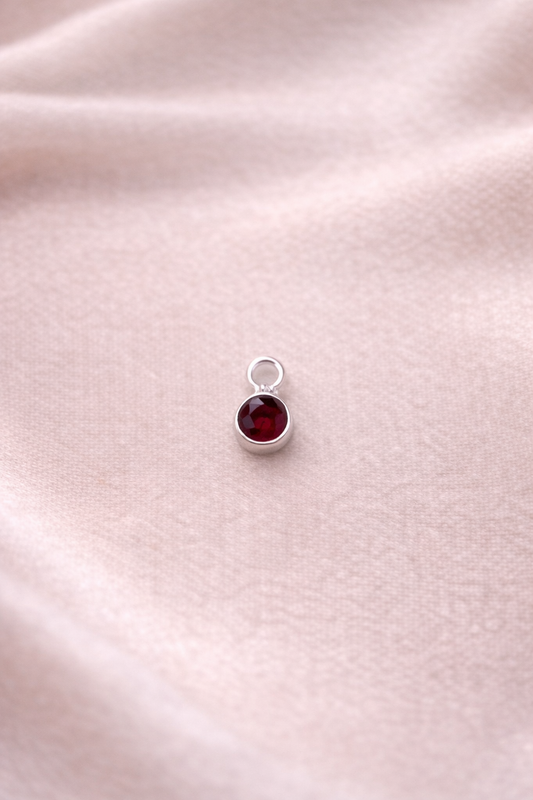 Anhönger Classic rot silber auf hellem Tuch