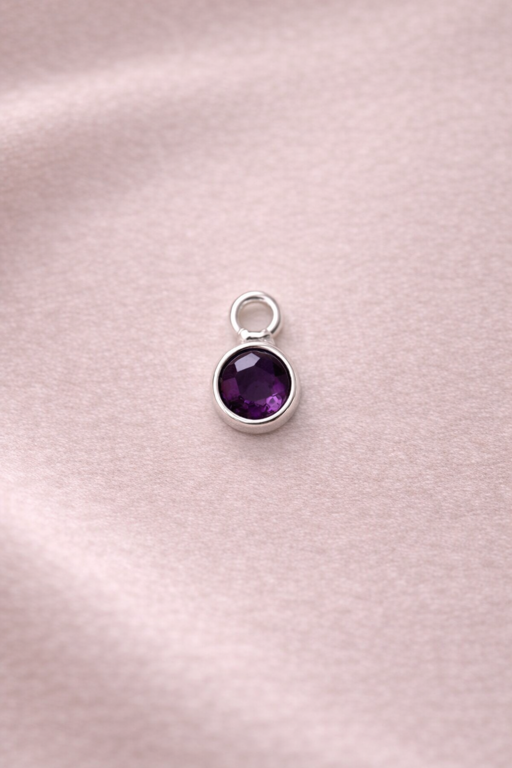 Anhänger Classic violett silber auf hellem Tuch