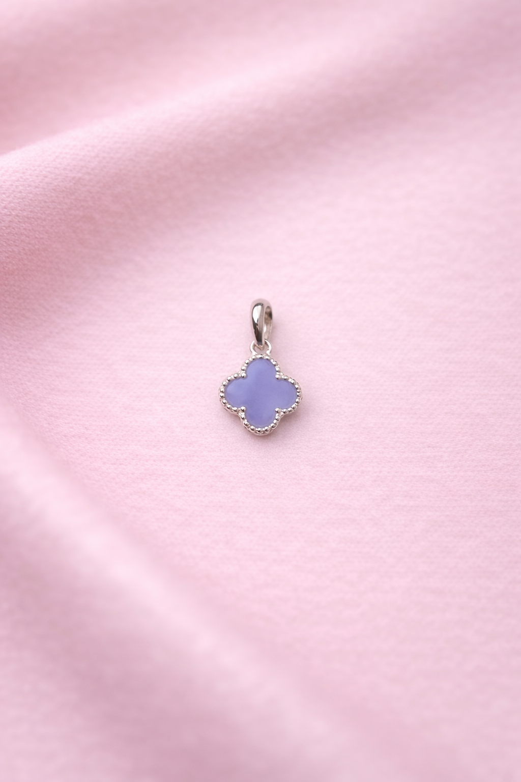 Flower Anhänger blau auf rosa Tuch