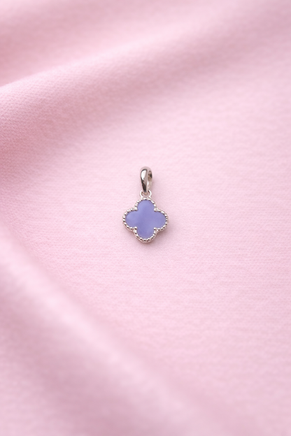 Flower Anhänger blau auf rosa Tuch