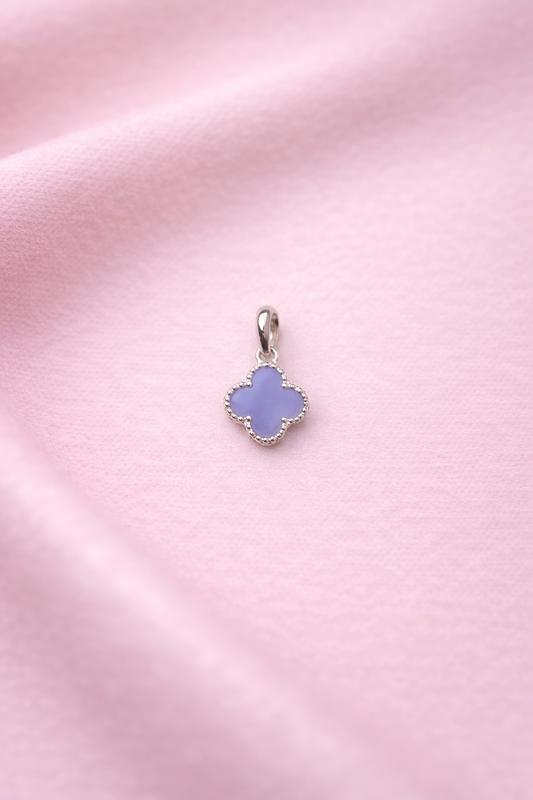 Flower Anhänger blau auf rosa Tuch