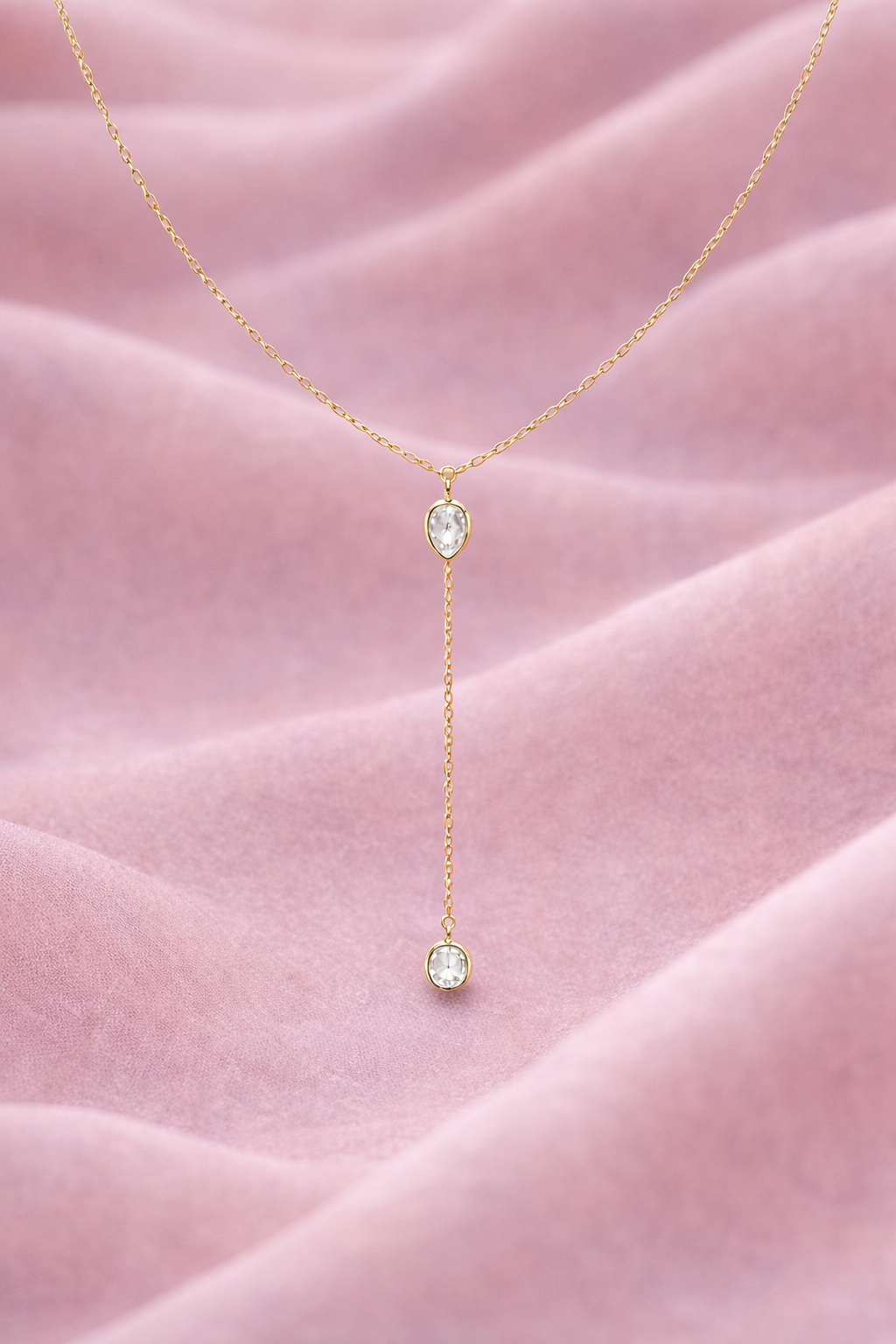 Halskette Drop gold auf rosa Tuch