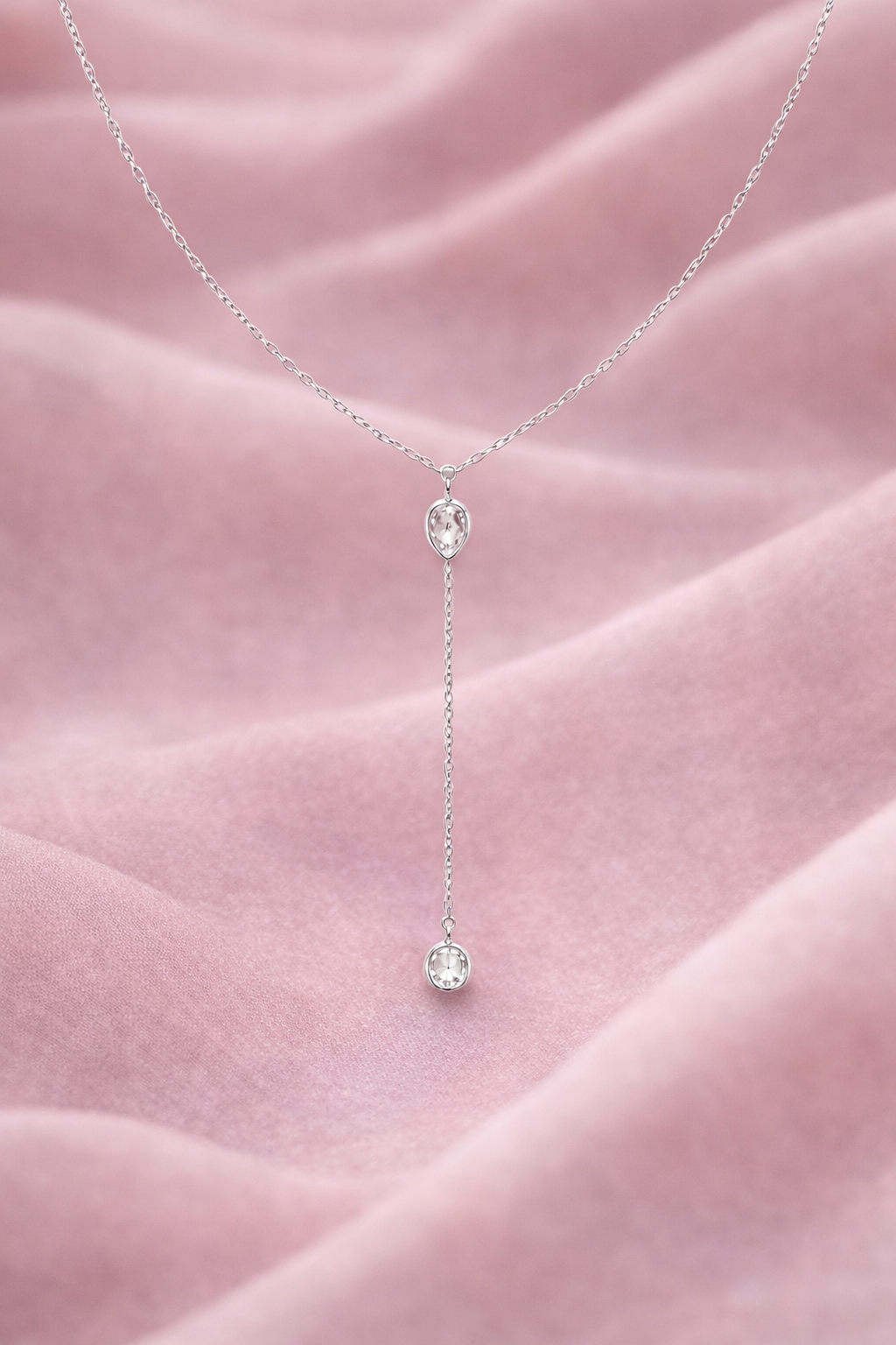 Halskette Drop silber auf rosa Tuch