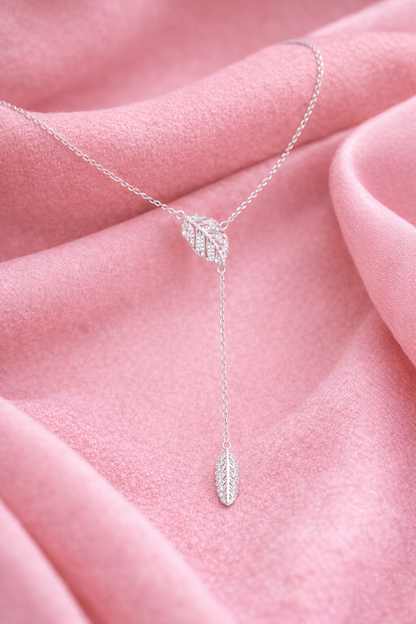 Halskette Feder silber auf rosa Tuch