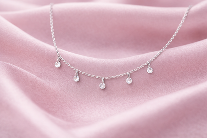 Halskette Twinkle auf rosa Tuch