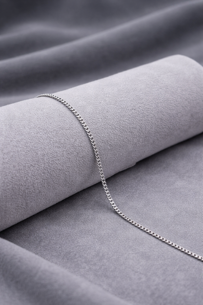 Kette Fine Line silber dunkler Hintergrund