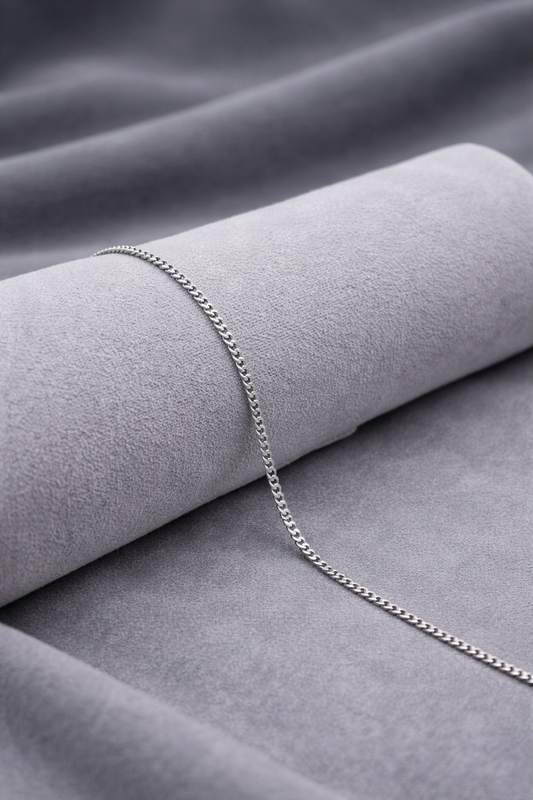 Kette Fine Line silber dunkler Hintergrund