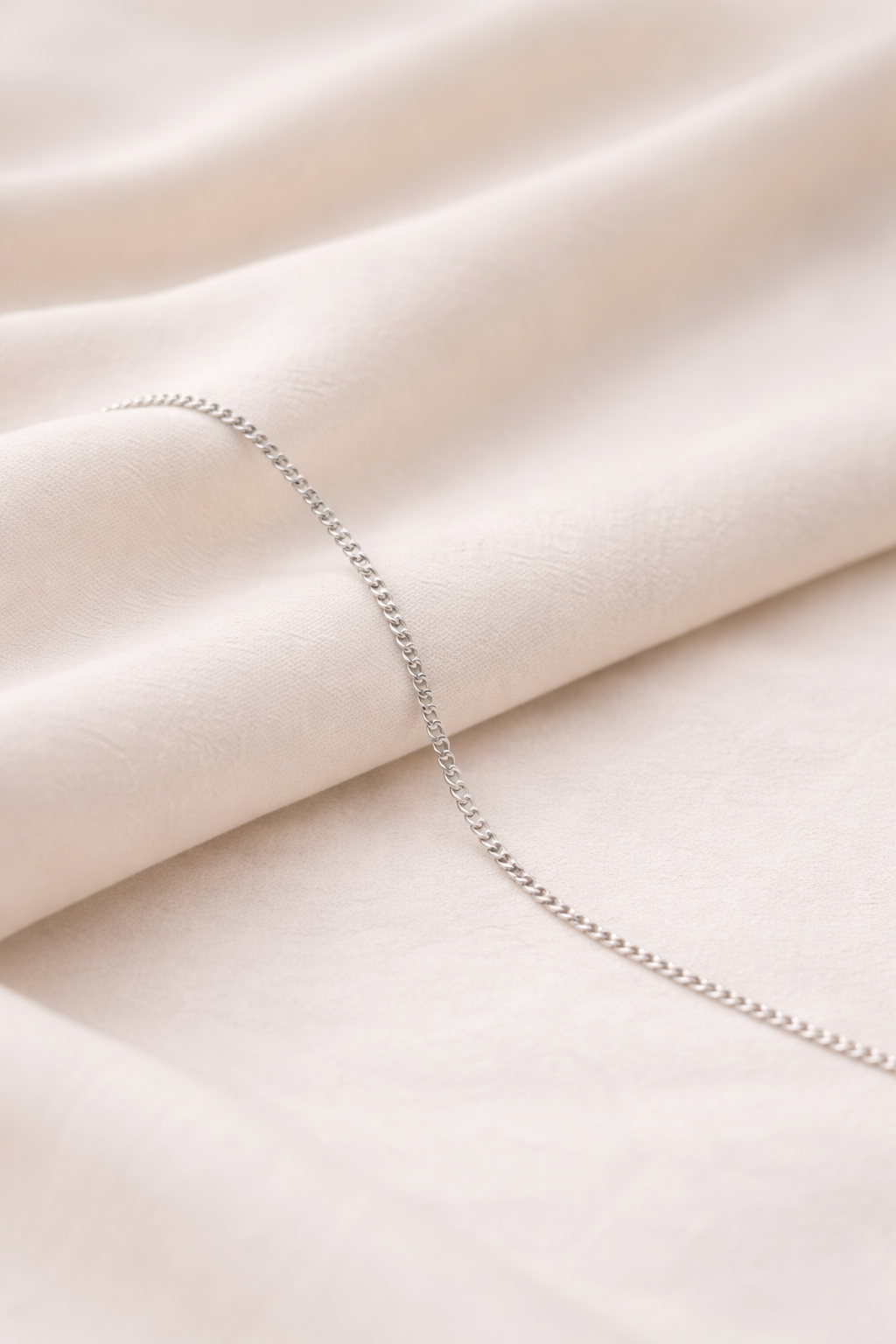 Kette Fine Line silber heller Hintergrund
