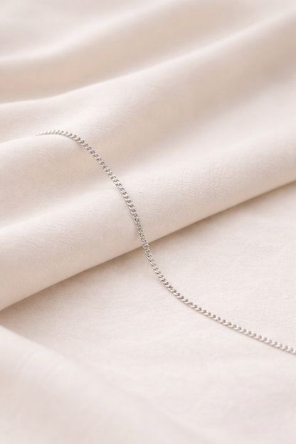 Kette Fine Line silber heller Hintergrund