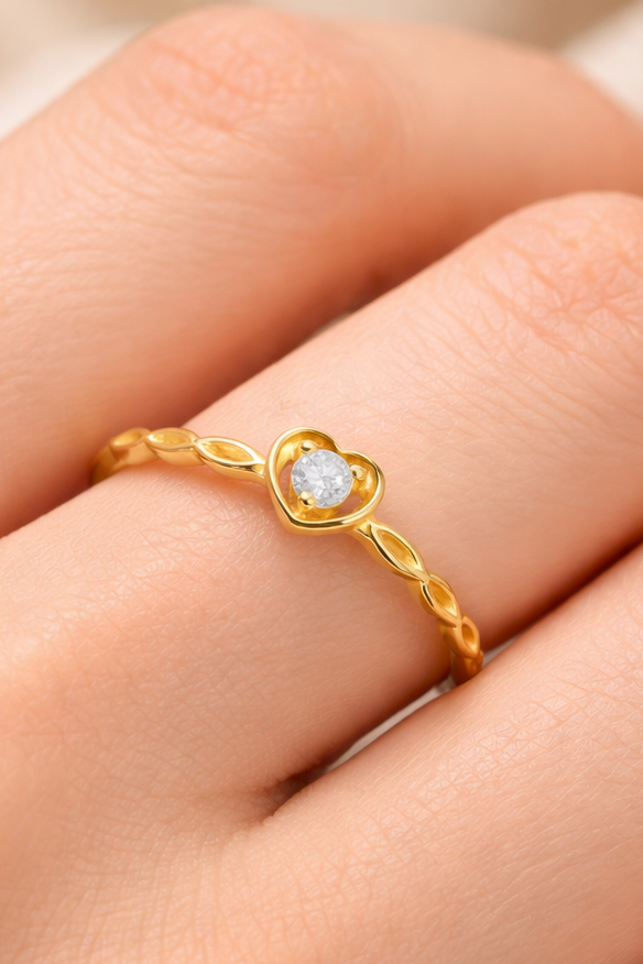 Goldener Ring mit Herz-Zierelement