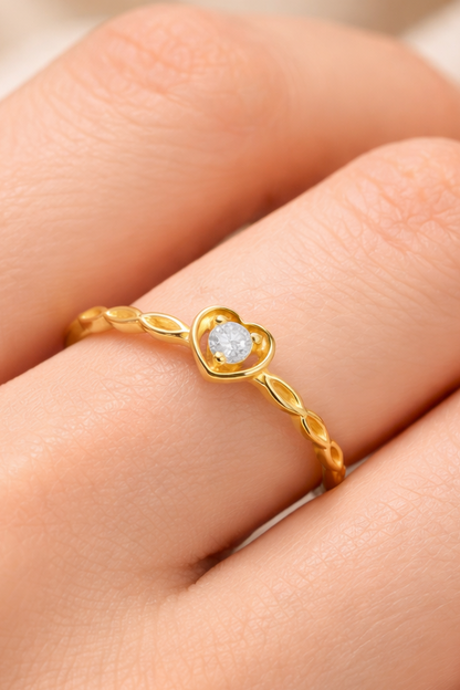 Goldener Ring mit Herz-Zierelement