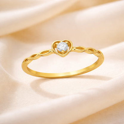 Goldring Amora mit Zierstein auf Tuch