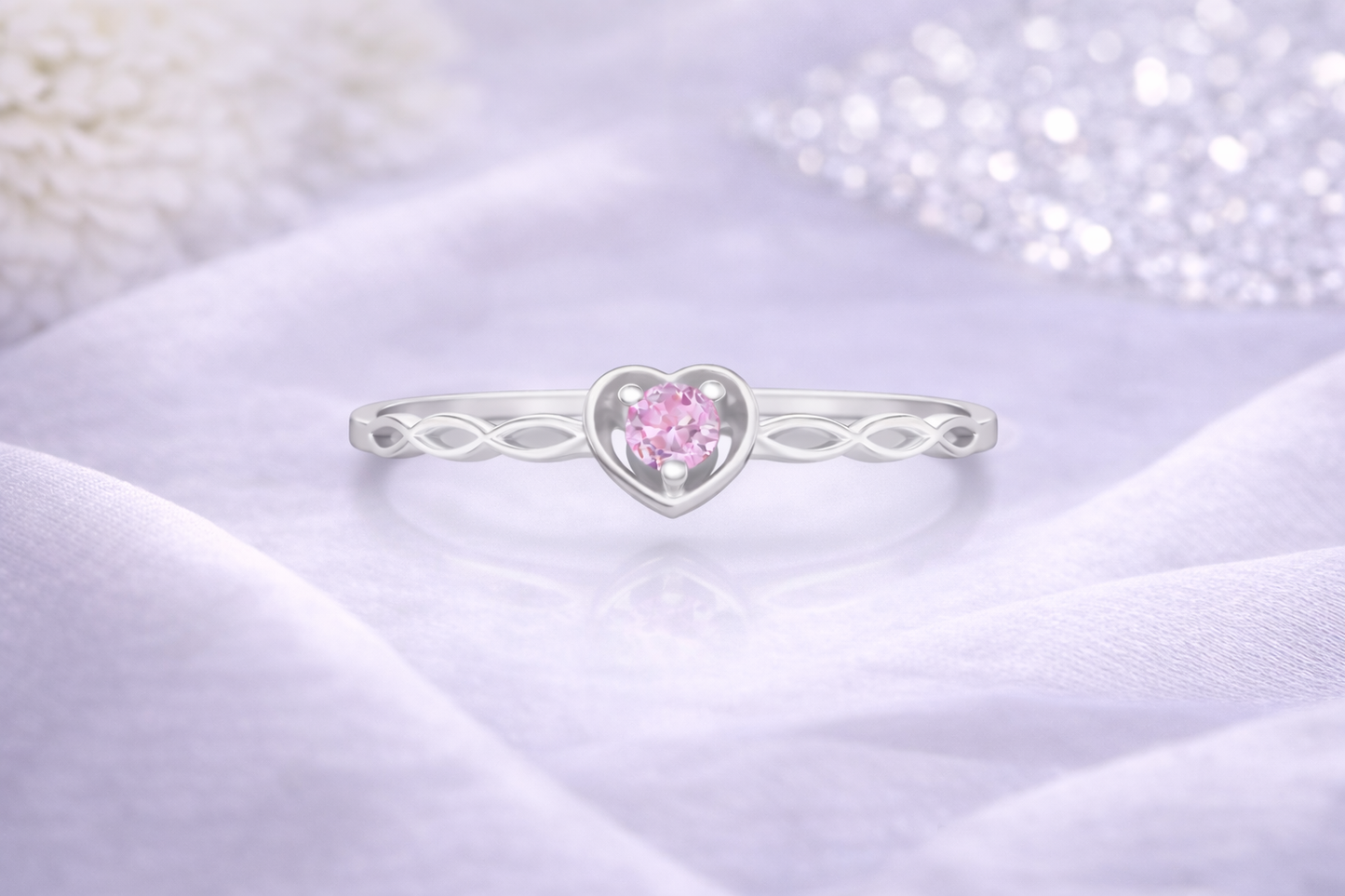 Ring Amora silber mit rosa Zierstein auf Tuch
