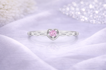 Ring Amora silber mit rosa Zierstein auf Tuch