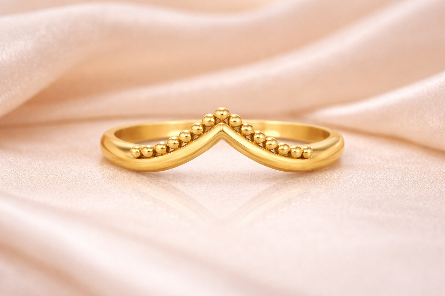Ring Arrow gold auf hellem Tuch