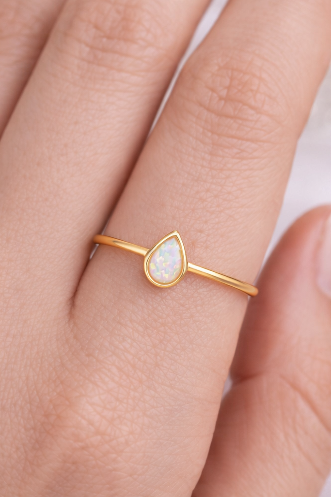Zeitloser Goldring mit Tropfenform