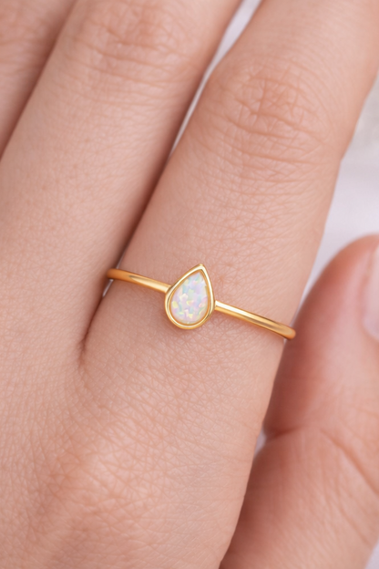 Zeitloser Goldring mit Tropfenform