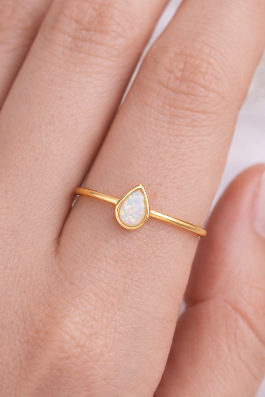 Zeitloser Goldring mit Tropfenform
