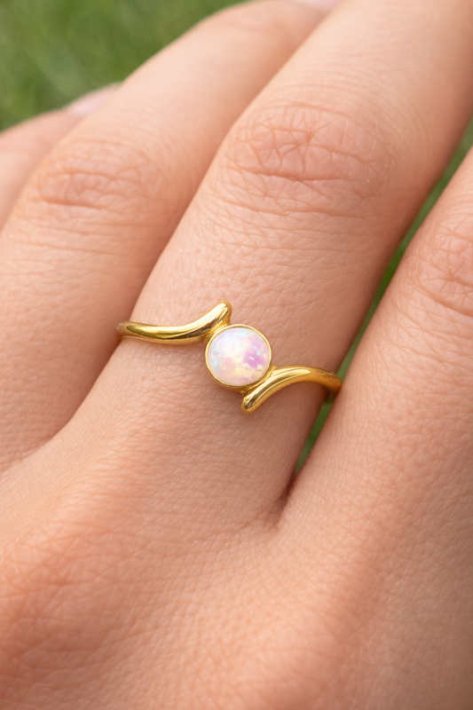 Geschwungener Goldring mit Zierperle