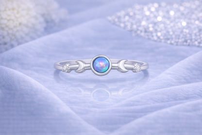 Ring Galaxy silber mit blauem ZIerstein auf blauem Tuch