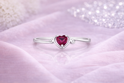 Silberner Ring Herzkönigin auf Tuch