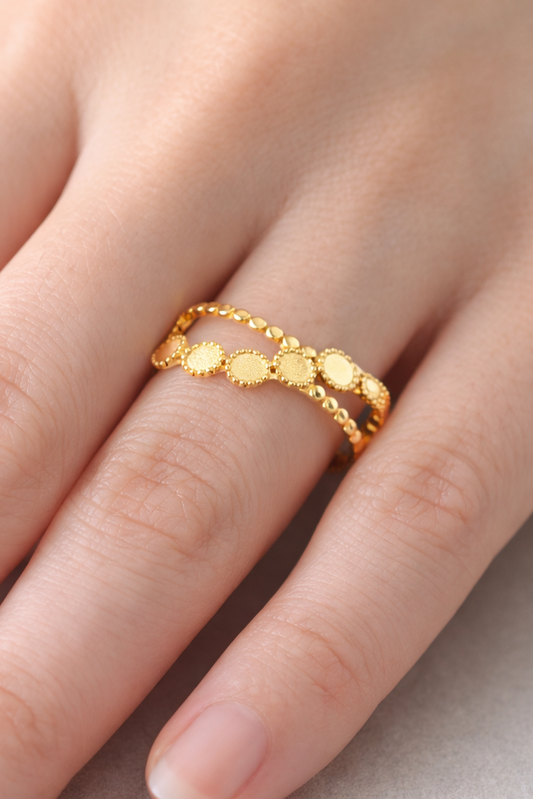 Ring Infinity gold am Ringfinger