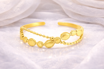 Ring Infinity gold auf hellem Tuch