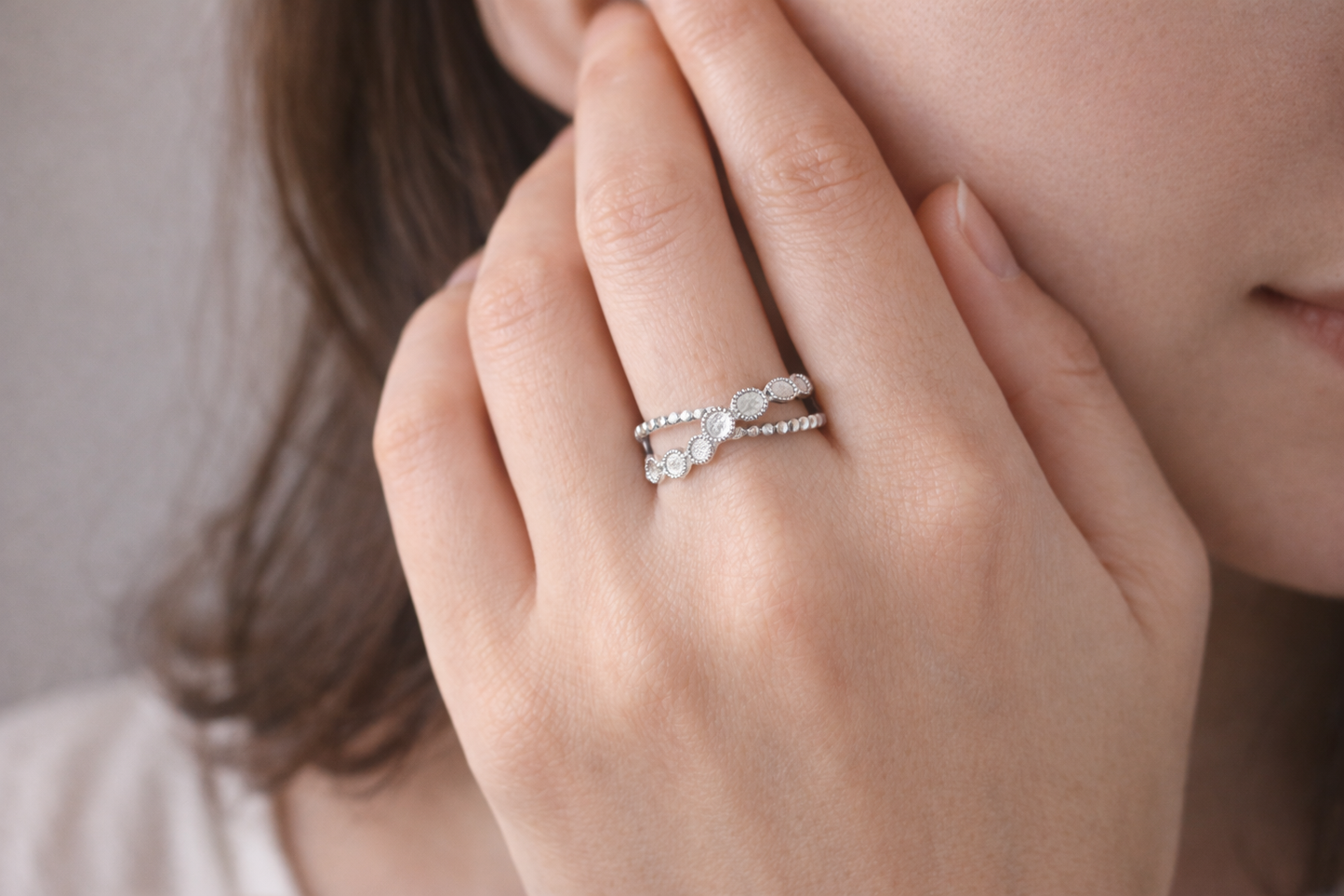 Ring Infinity silber in direktem Licht