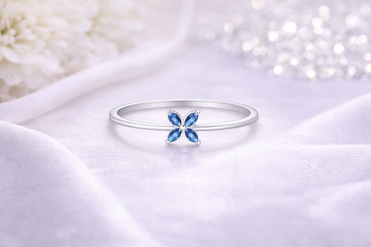 Silberring Lily mit blauem Schmuckstein in blau