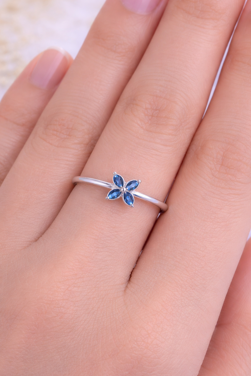 Lily Ring mit blauem Stein in Blumenform
