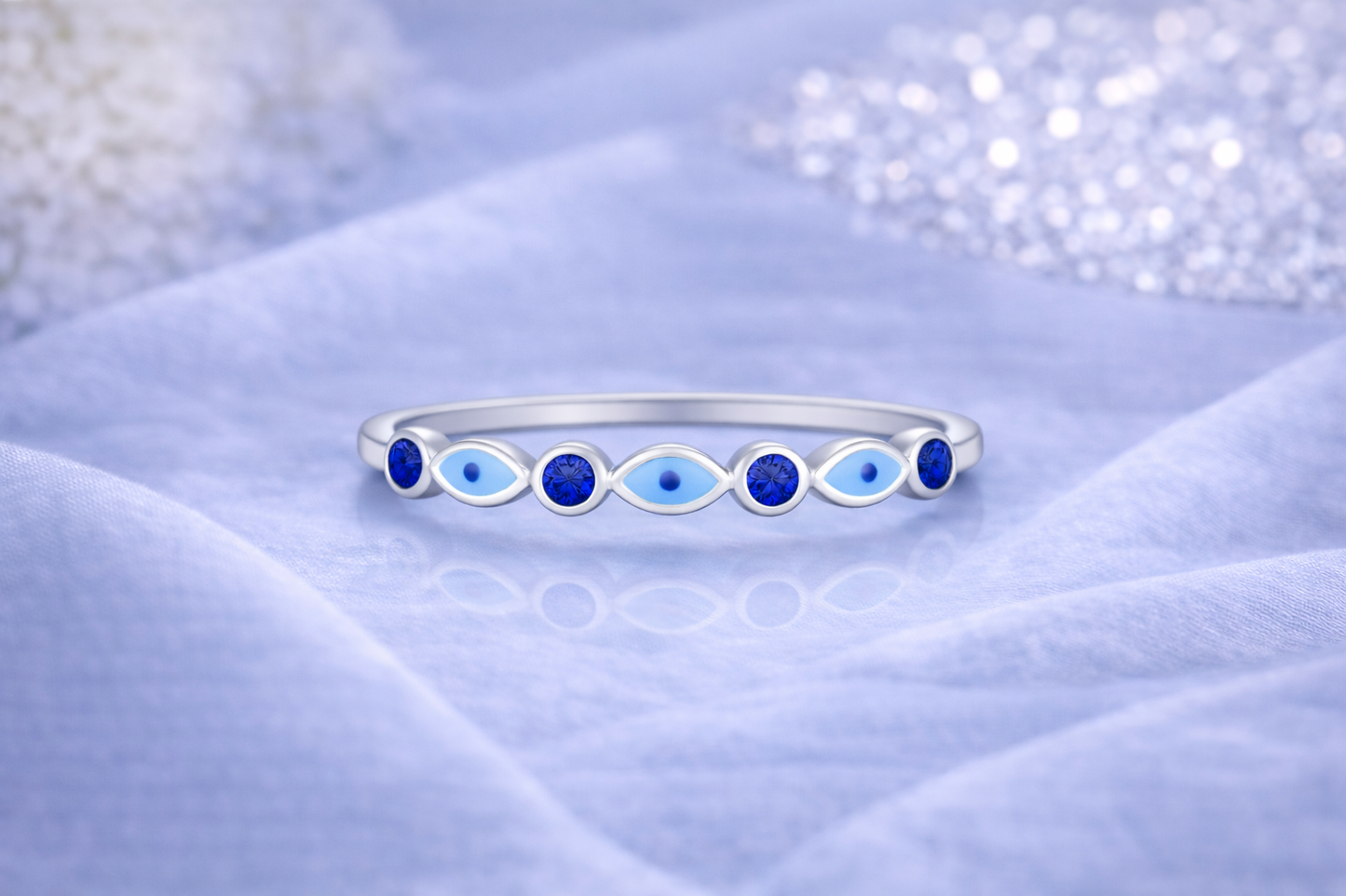 Ring Lucky silber auf blauem Tuch