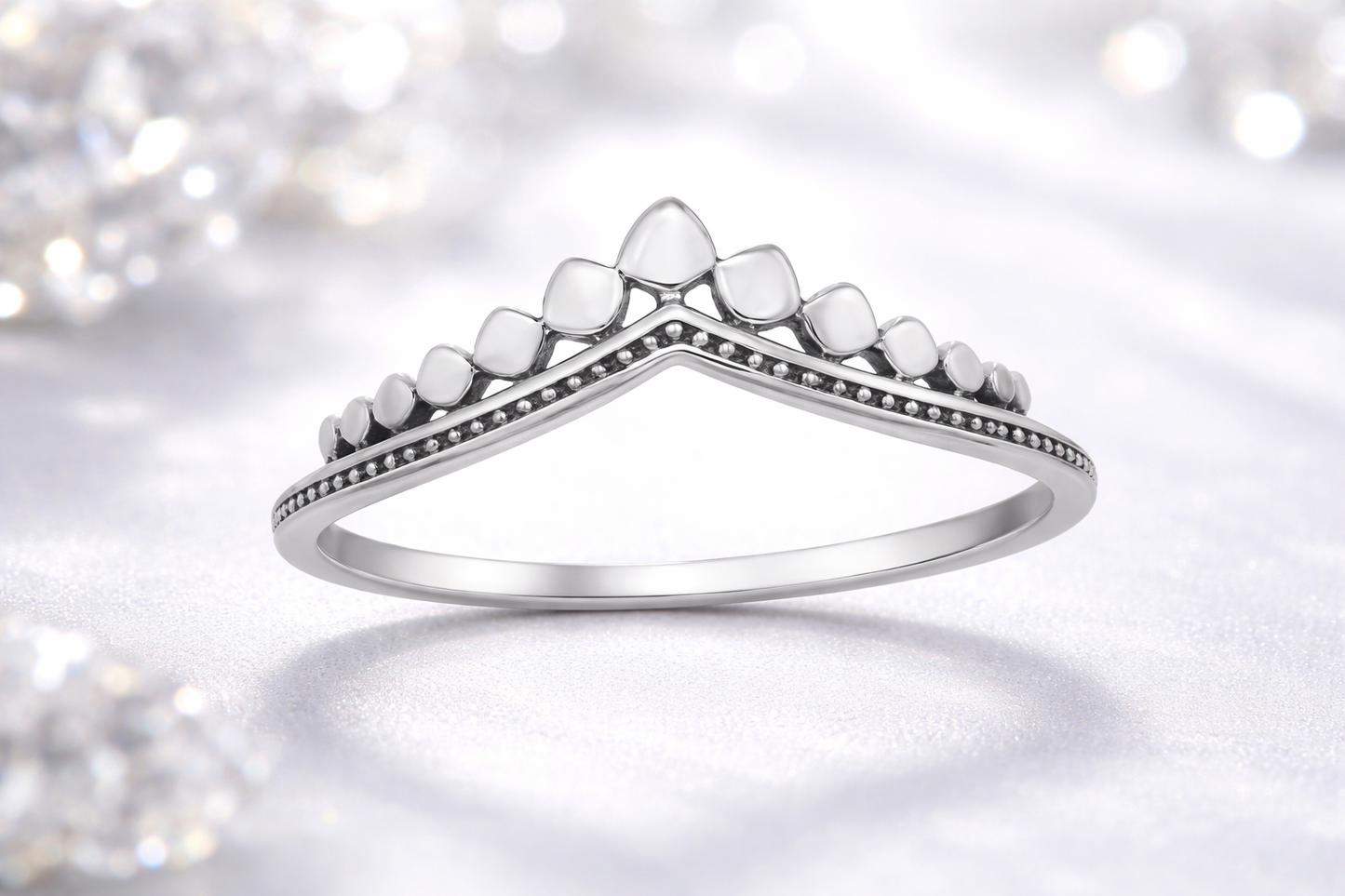 Ring Queenly silber auf weissem Tuch