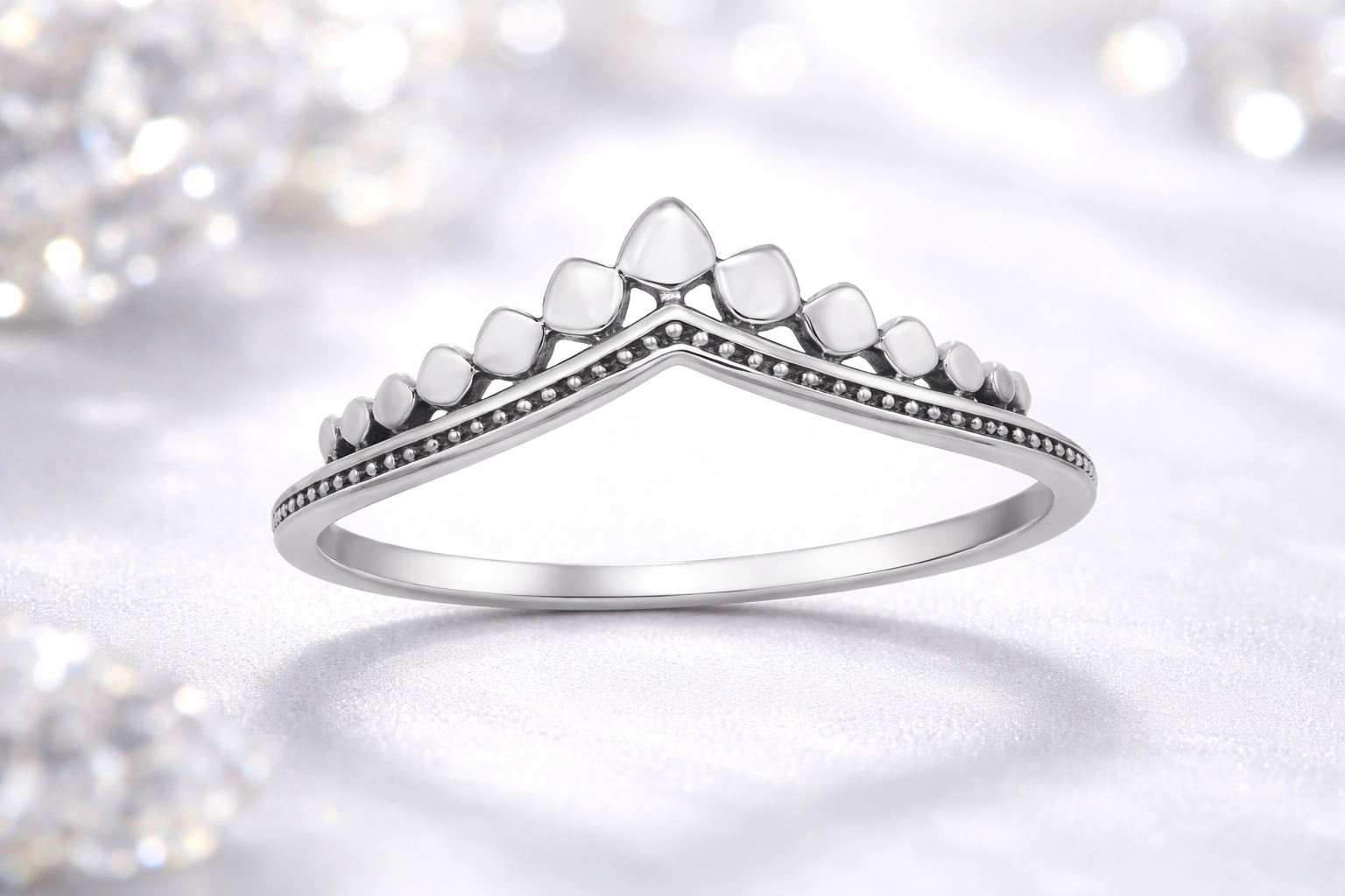 Ring Queenly silber auf weissem Tuch