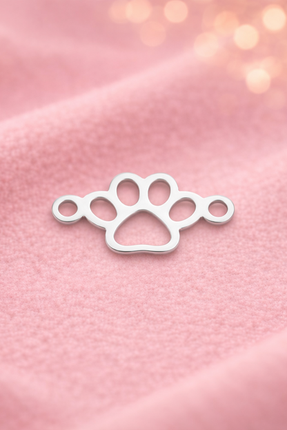 Verbinder Pfötchen aus Silber auf rosa-farbigem Hintergrund