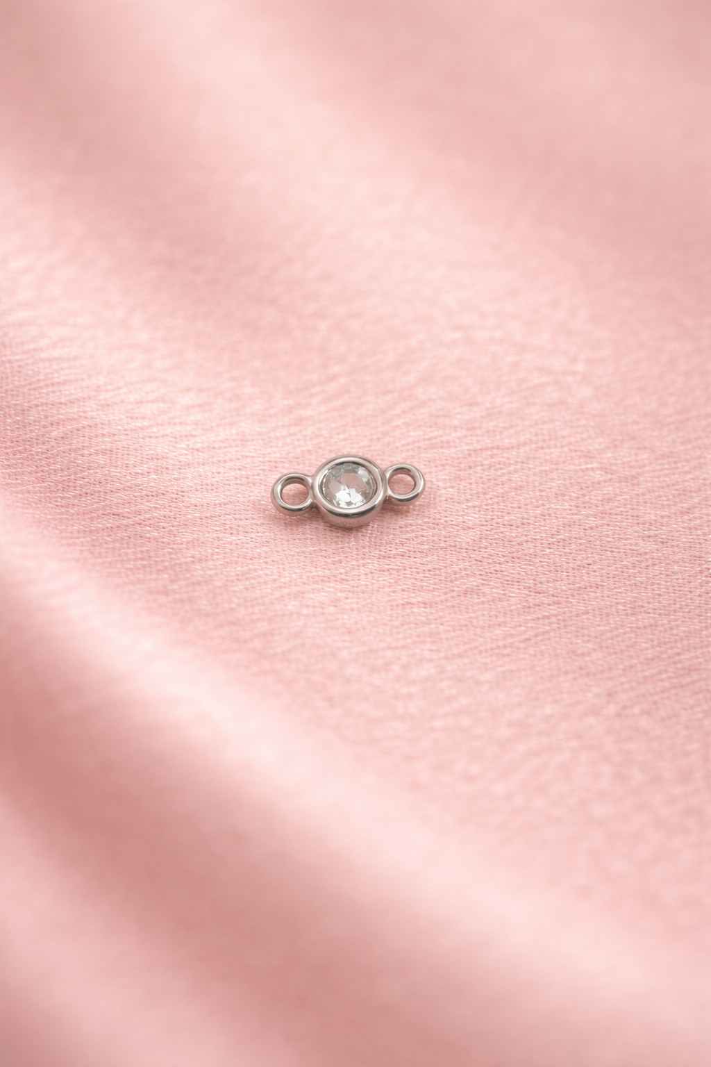 Verbinder Zirkon Dot silber auf rosa Tuch