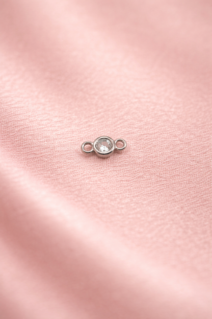 Verbinder Zirkon Dot silber auf rosa Tuch